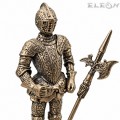 Подарък за шеф и лидер бронзирана статуетка на кралски гвардеец с гравирана броня